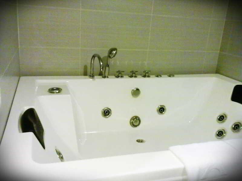 Pariss Hotel Джохор Бахру Екстериор снимка