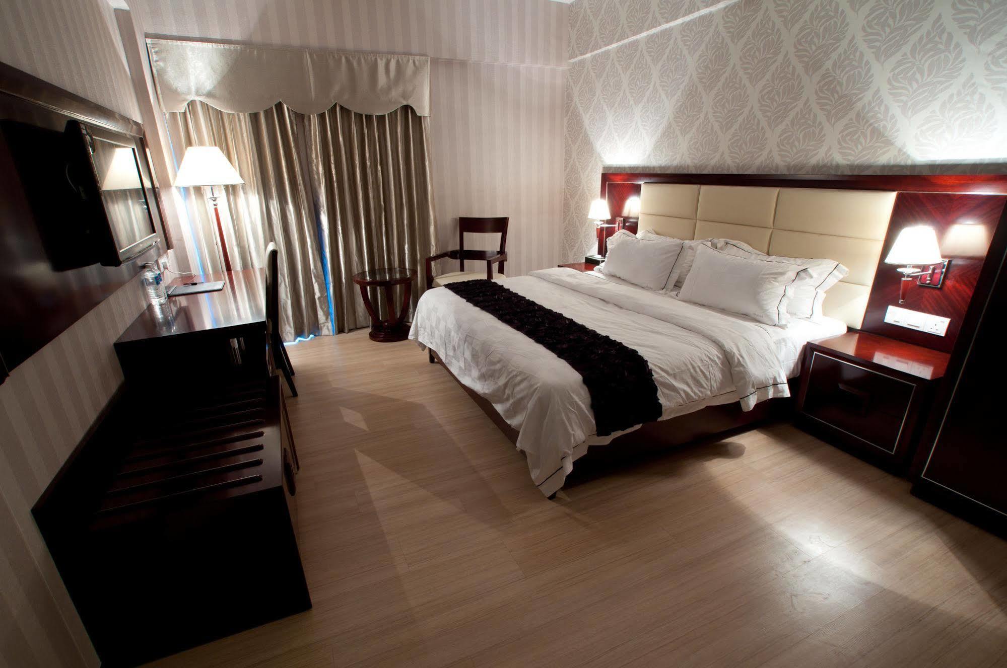 Pariss Hotel Джохор Бахру Екстериор снимка