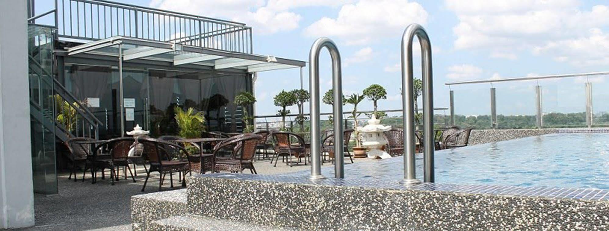 Pariss Hotel Джохор Бахру Екстериор снимка